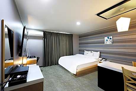 Deluxe King Room - Free Breakfast for 2 people (Not provided on Monday)