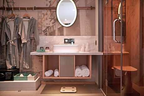 City Note Superior King Bed Room