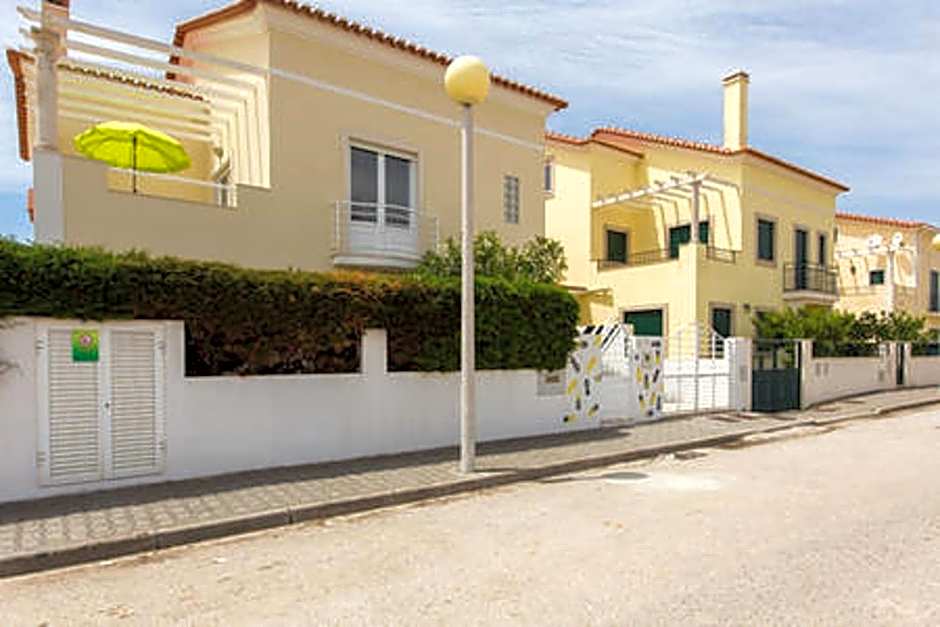 Pineapple Surf House