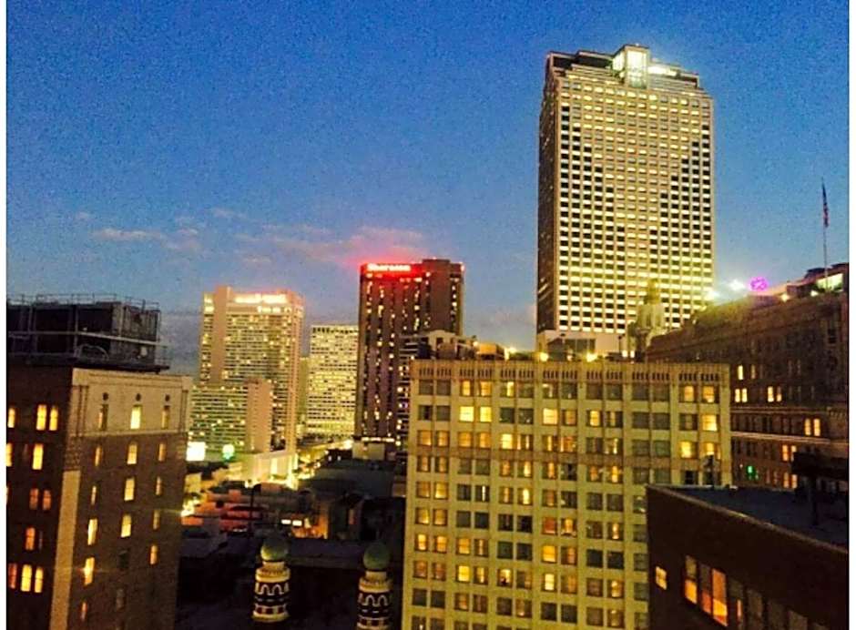 Amazing Condos Beautiful View 2 Blocks To French Quarter, Small Rooftop Pool, Gym, Seanger Theater, Super Dome, And Bourbon St