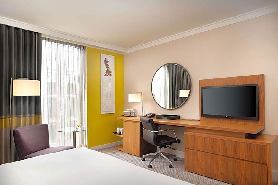 Photo 1 of 4 of Executive 1 King Bed
