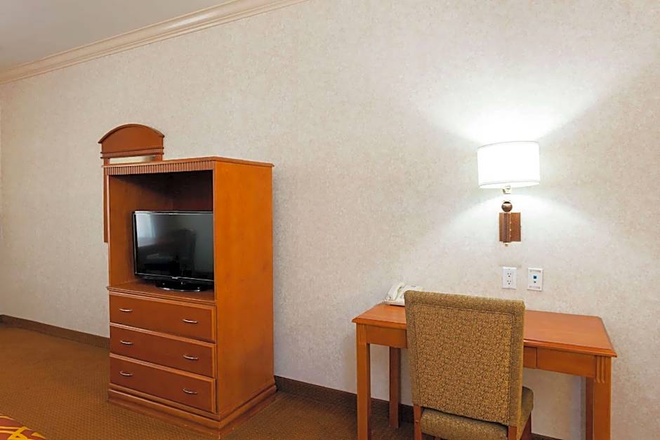 Howard Johnson Hotel & Suites by Wyndham Pico Rivera