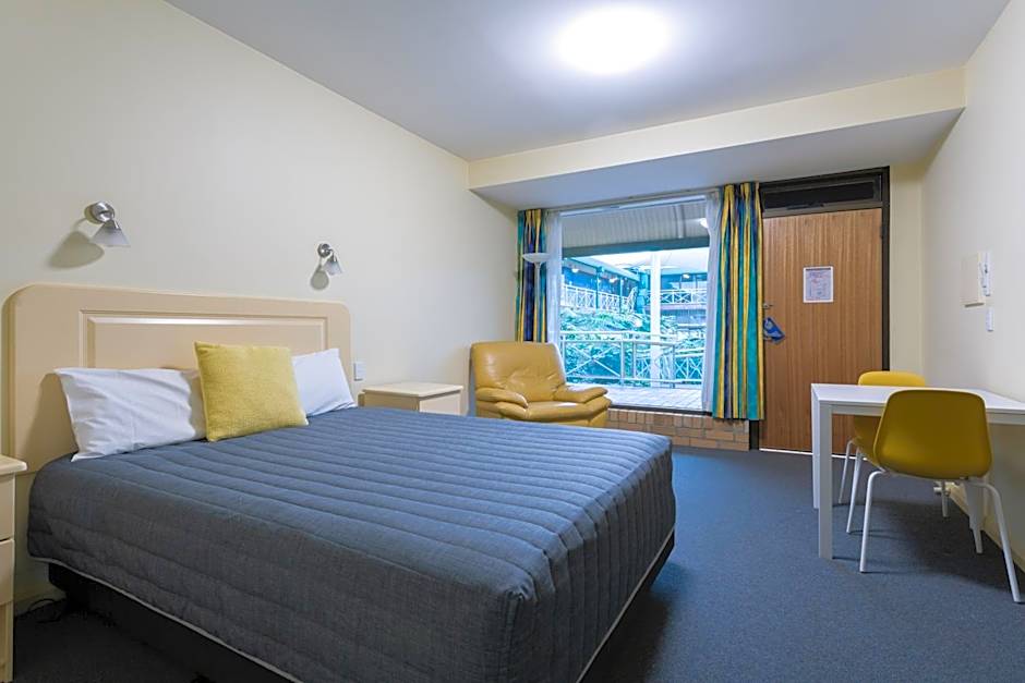 Mayfair Plaza Motel and Apartments