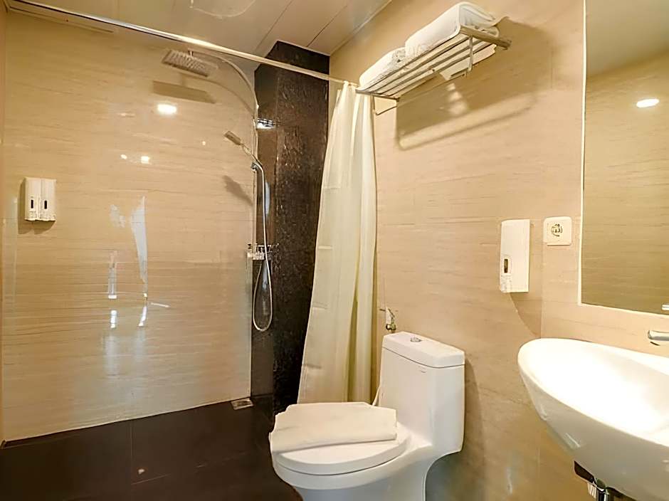 Empress Hotel Makassar City Center by LIFE