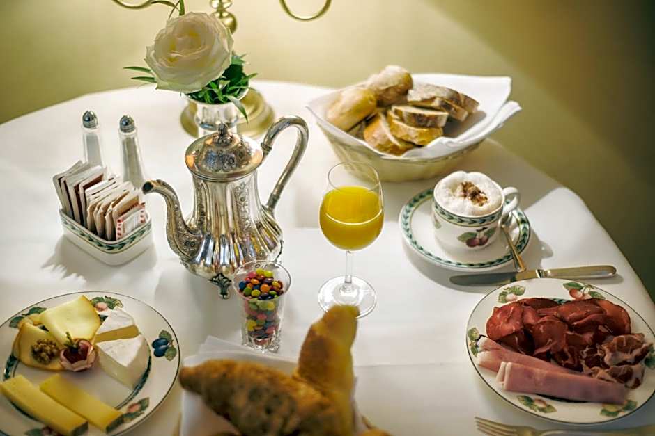 International au Lac Historic Lakeside Hotel