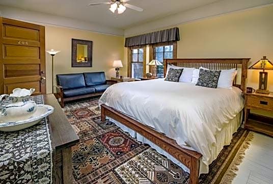 McCloud Hotel