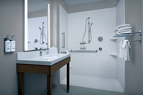 Queen Studio Suite with Shower - Mobility Accessible