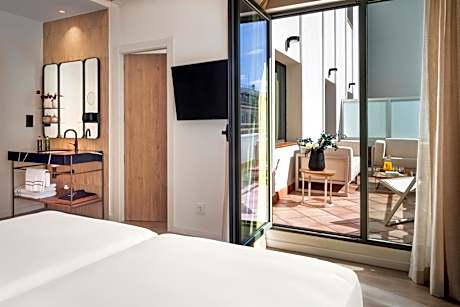 The Level Suite With Terrace 3 ADULTS