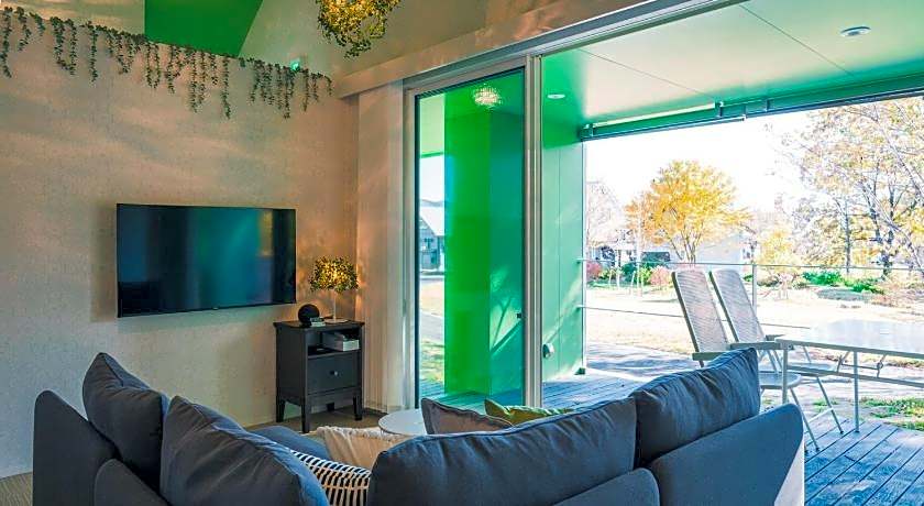 Holiday House Green Garden