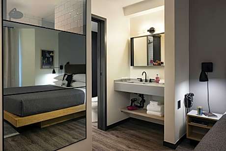 King Room with Transfer Shower - Mobility Access