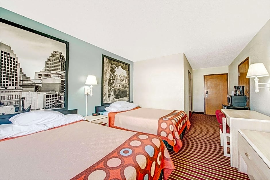 Super 8 by Wyndham San Antonio/Fiesta