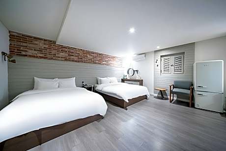 Family Quadruple Room, 2 Queen Beds