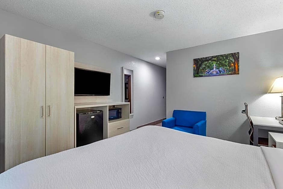 Days Inn by Wyndham Savannah Gateway I-95