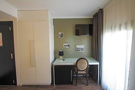 Twin Room with Street View