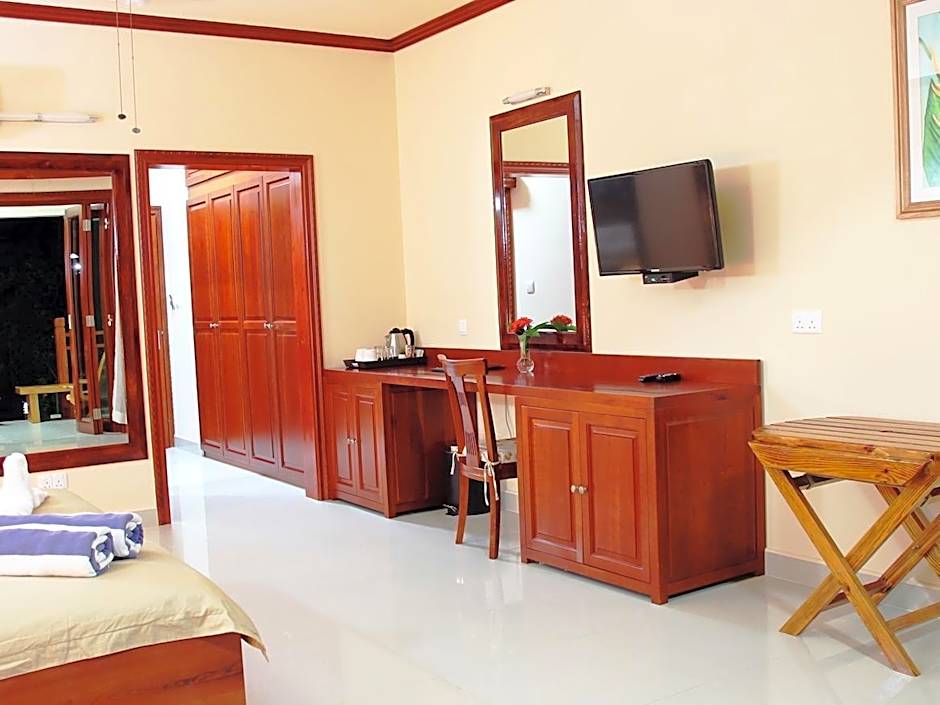 Pirogue Lodge