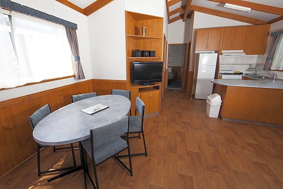 Lakeside Tourist Park