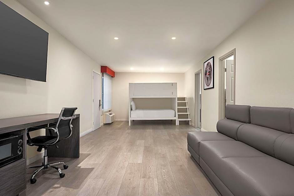 Ramada by Wyndham Anaheim Convention Center