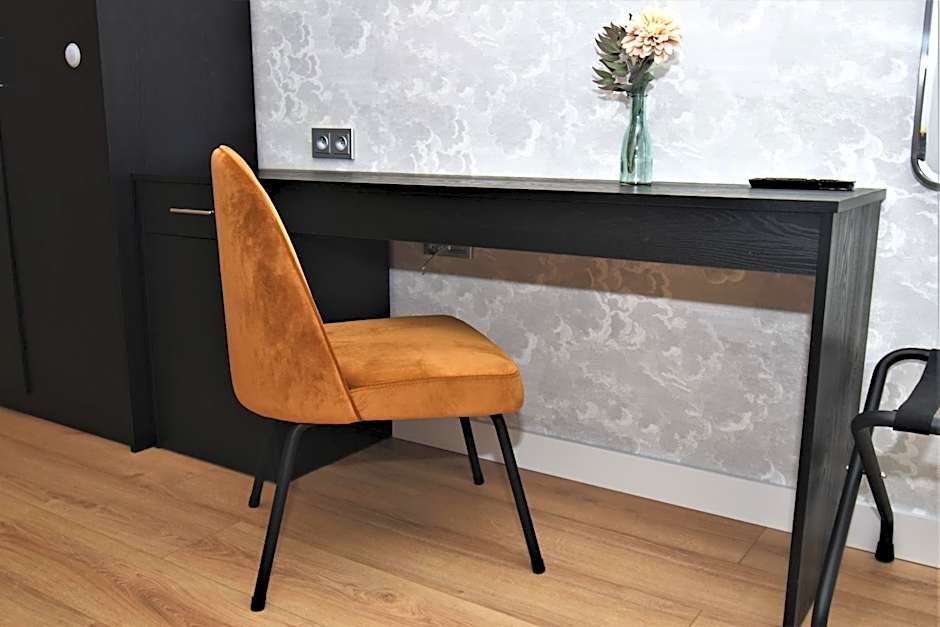 Patio Riverfront Aparthotel