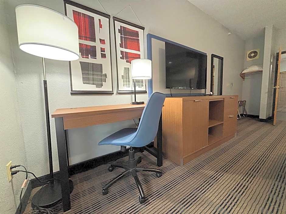 AmericInn by Wyndham Galesburg