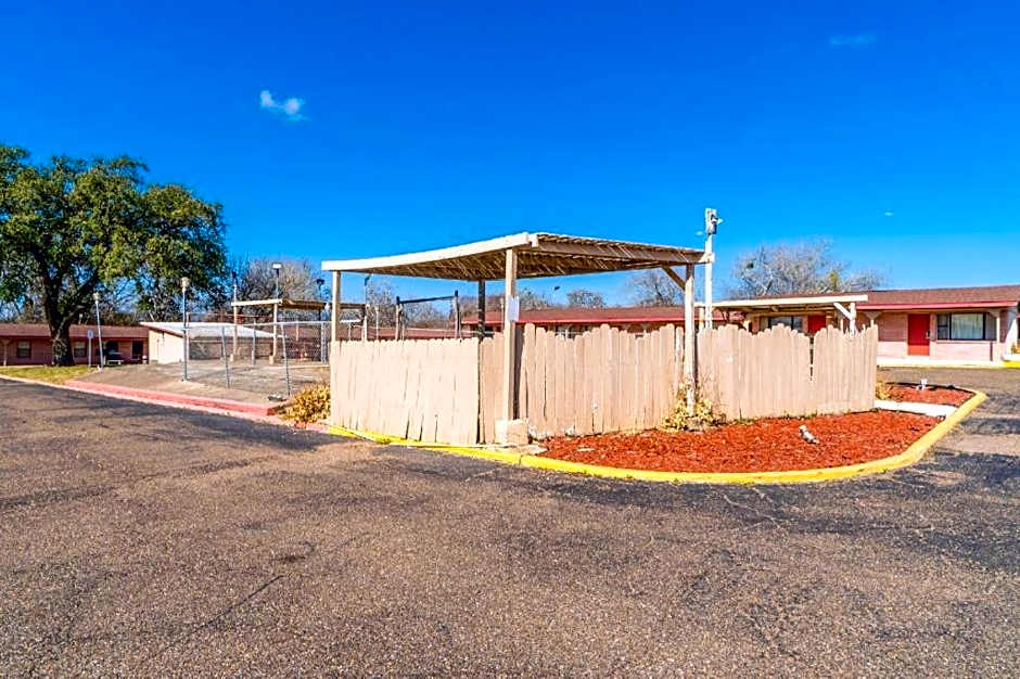 Capital O Hotel Beeville - US 181