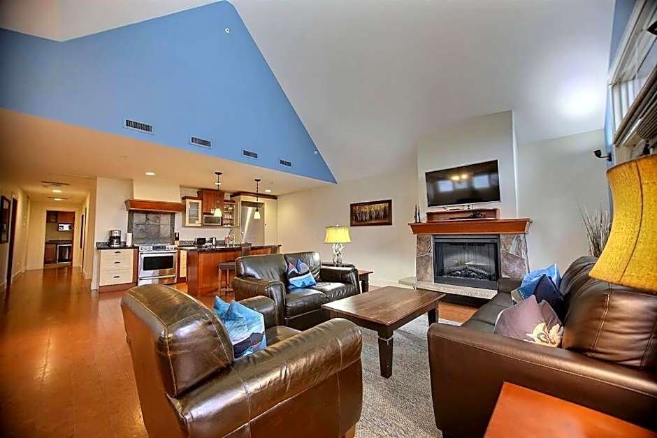 Magnificent Mountain Penthouse - Hot Tub & Pool managed by Little Sister Getaways