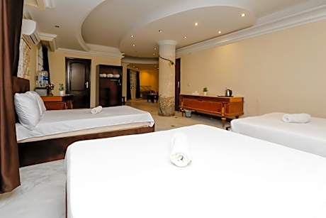 Deluxe King Suite