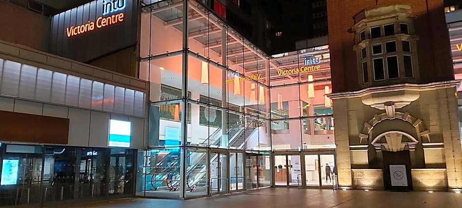 Victoria Centre Apartments in the Victoria Centre Shopping Centre - Nottingham City Centre - 24 hour access - Most Central Location, Kitchen and minutes to Xmas Market Opposite Hilton by Restaurants & Shops - Outdoor Parking Cars or Vans five pounds a day