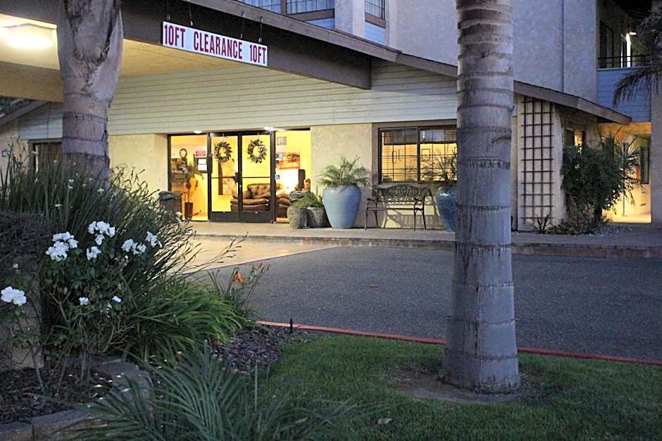 O'Cairns Inn and Suites