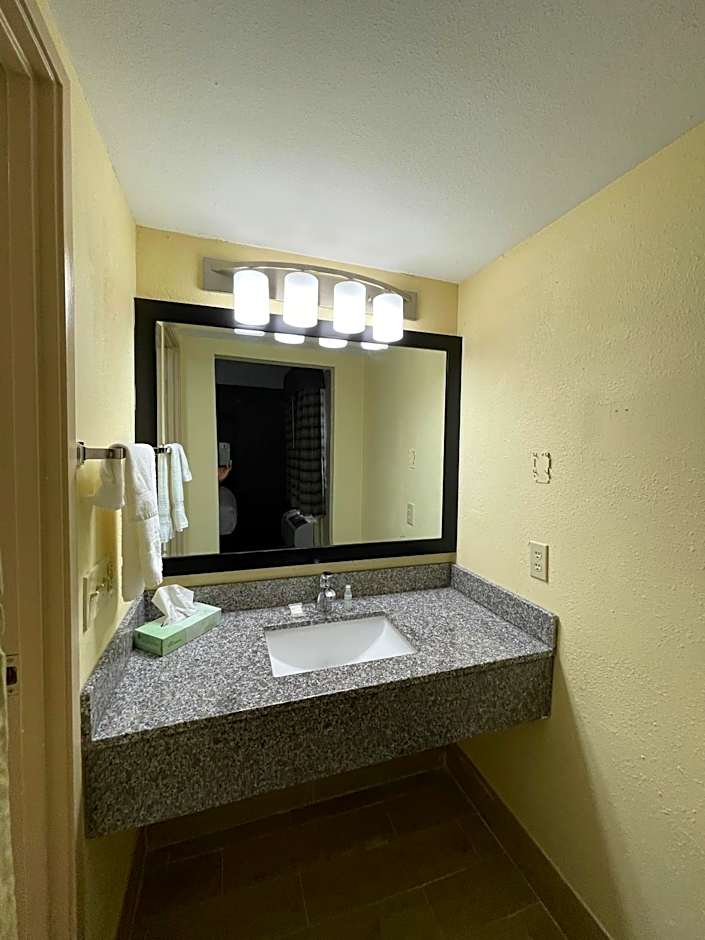 La Quinta Inn & Suites by Wyndham Indianapolis Airport Lynhurst