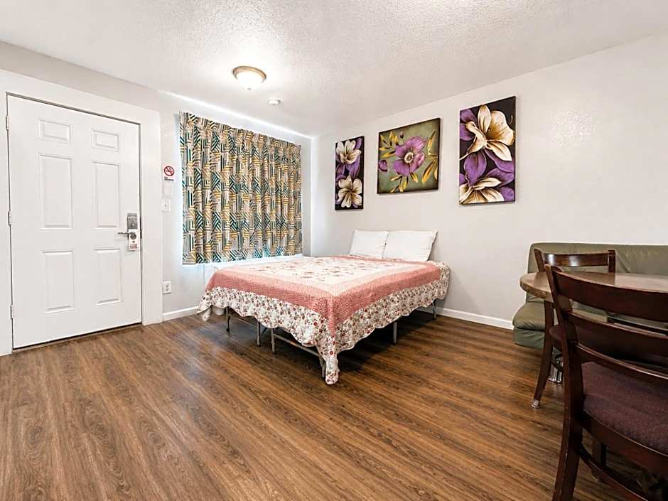 Royal Gateway Motel by OYO