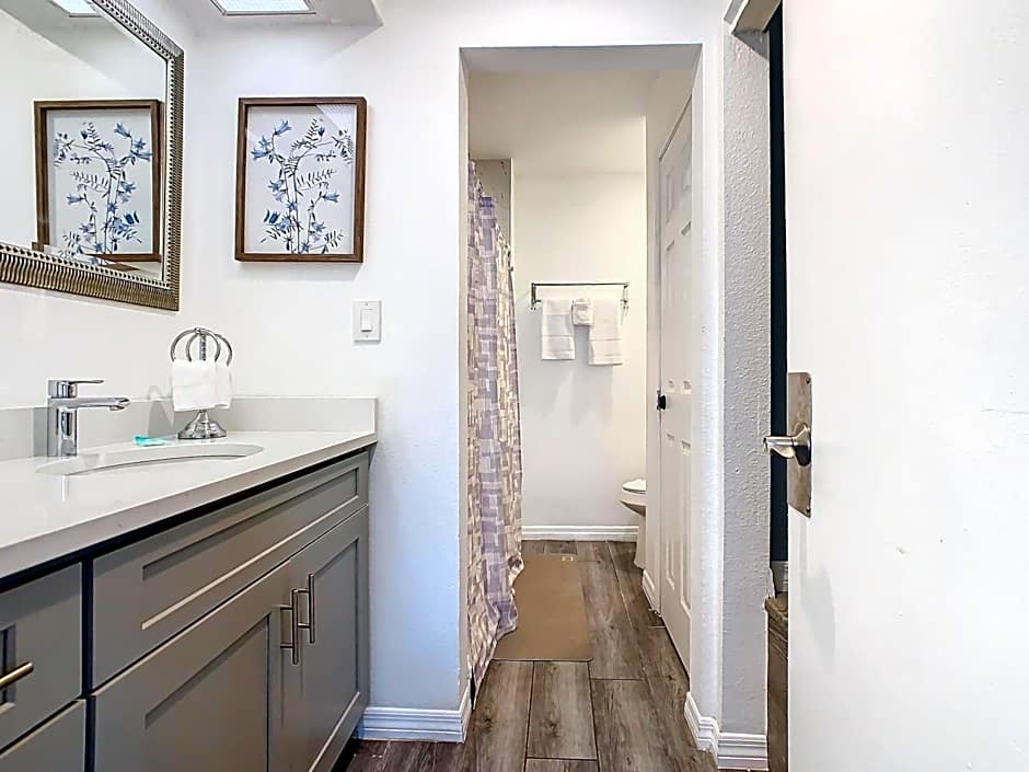 Be Our Guest! 1 Bedroom Condo Near Disney Parks!