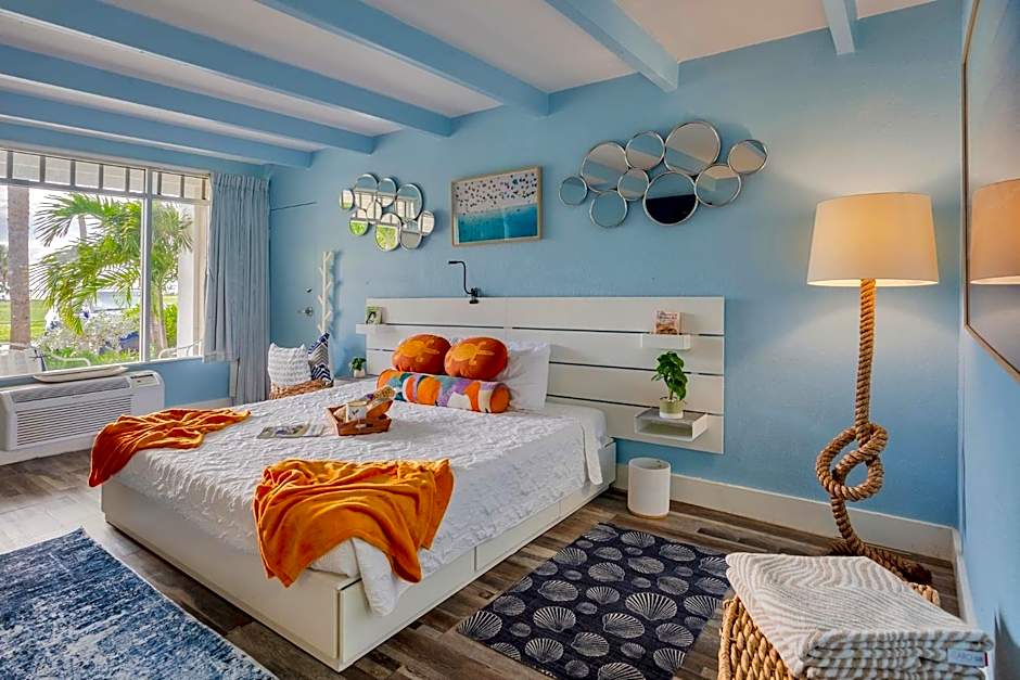 TAMPA BAY, BEACH step away, WIFI, FREE PARKING,POOLS, JACUZZI