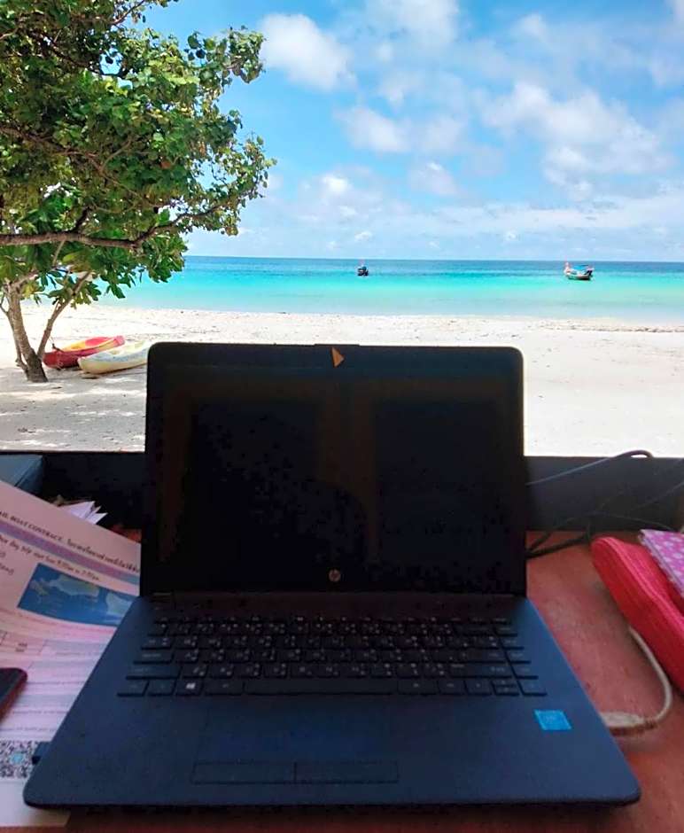 DAYA Beach, Lipe local