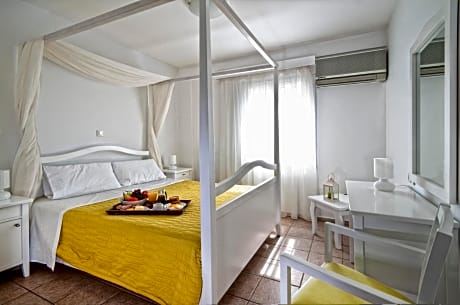 One-Bedroom Suite with Sea View