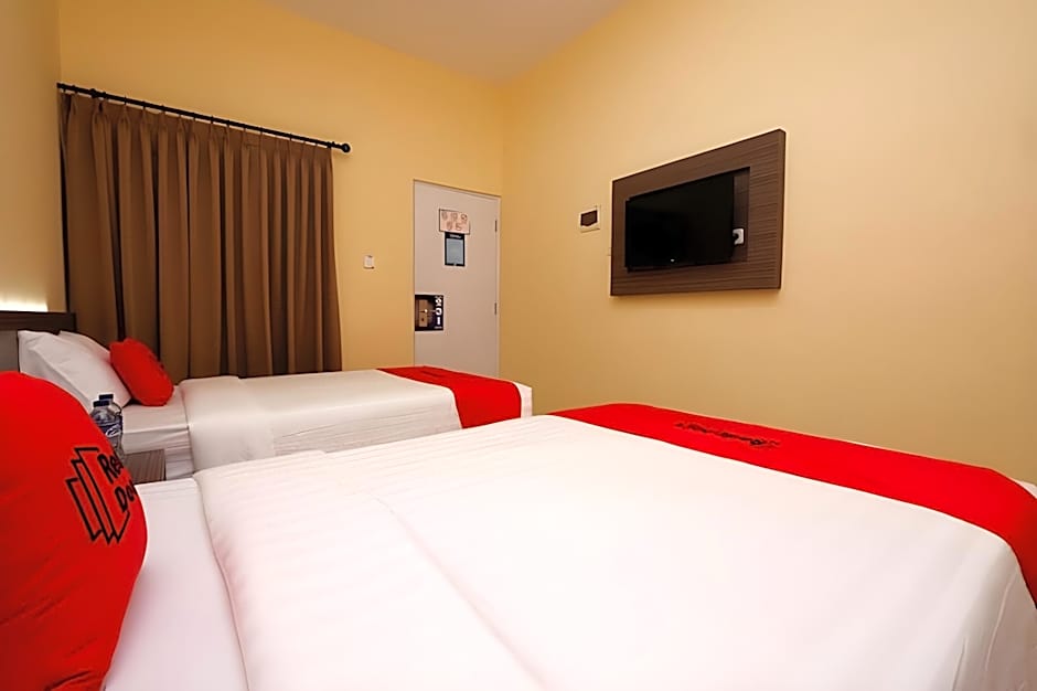RedDoorz Plus near Paragon Mall Semarang