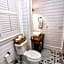 Historic Home Family Friendly Close to Seawall