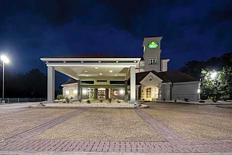 La Quinta Inn & Suites by Wyndham Raleigh Cary