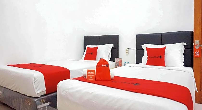 RedDoorz @ Jalan Danau Limboto