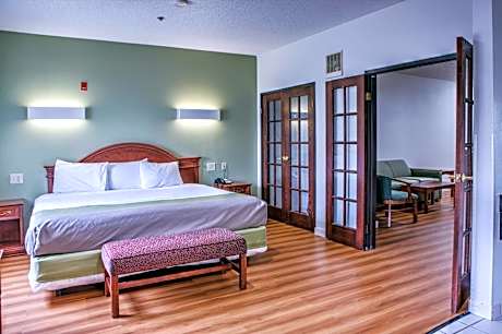 Deluxe King Suite - Non-Smoking