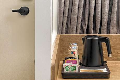 Standard Room - 1 Queen Bed