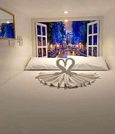 Deluxe Capsule Bunk Bed