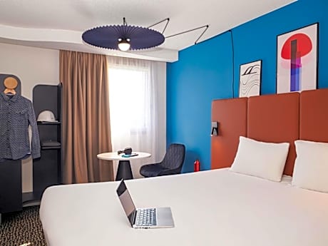 Standard Room with One Double Bed and One Single Bed
