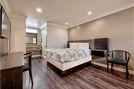 1 Queen Bed | Smoking, Mini Fridge