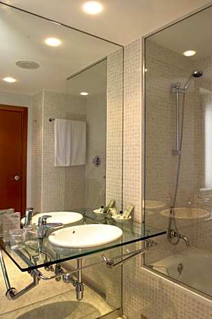 Double or Twin Room with Parking and WiFi Included