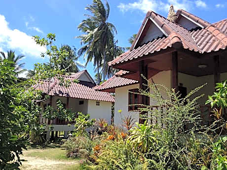 Air-Conditioned Bungalow with Bathtub