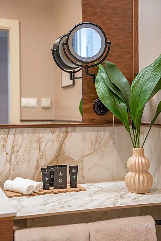 Queen'S Court Hotel & Residence