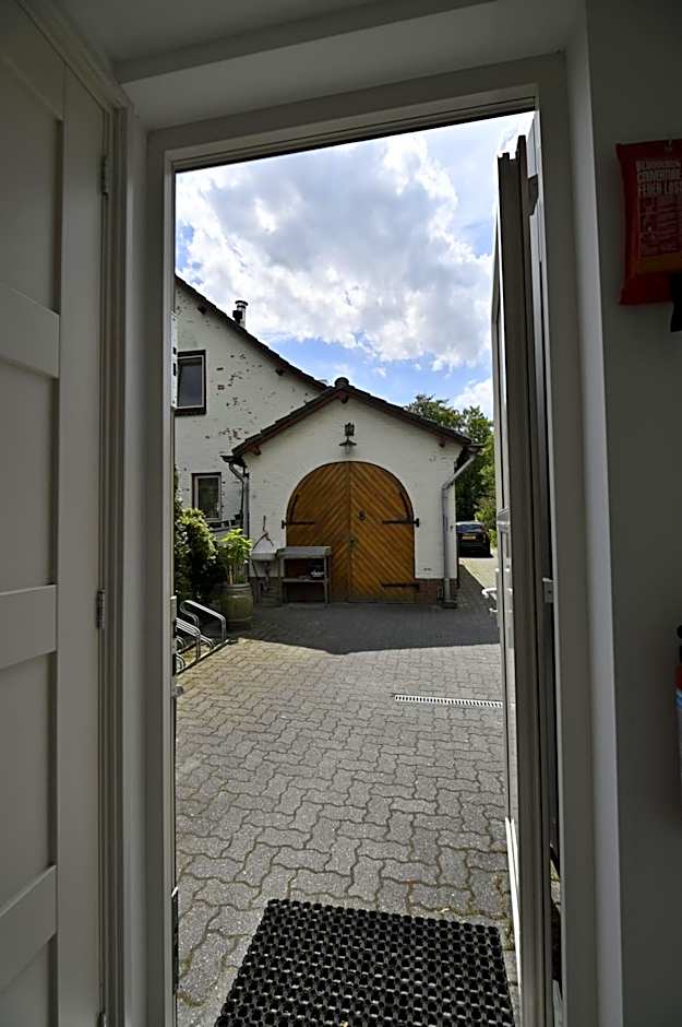 DINOS Bed&Breakfast - Whole Guesthouse