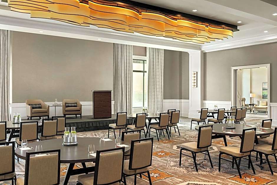 The Harpeth Downtown Franklin, Curio Collection by Hilton