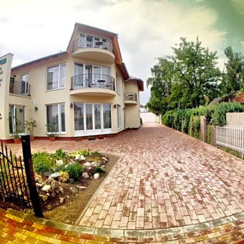 Viktor Bor- és Vendégház****