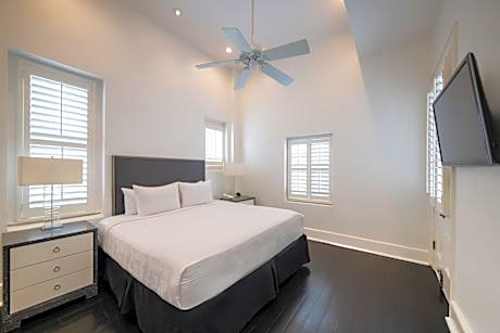 One Bedroom Studio Suite with Kitchen